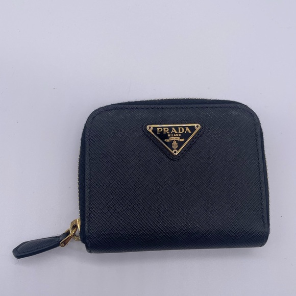 Prada - Picture 1 of 7